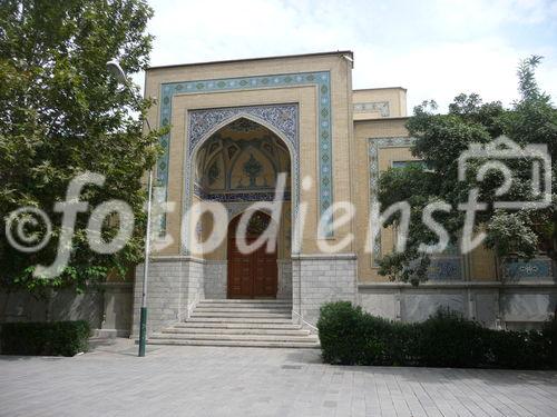 © Fotodienst / Wilfried Seywald. Die Straßen im Regierungsviertel von Teheran nahe dem Iranischen Nationalmuseum sind im August 2010 abgeriegelt und menschenleer.