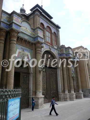 © Fotodienst / Wilfried Seywald. Teheran, Baq-e Melli Tor aus dem 19. Jhrt.