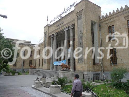 © Fotodienst / Wilfried Seywald. Auf der belebten Ferdowsi Straße im Zentrum von Teheran stehen einige Prachtbauten aus dem frühen 20. Jahrhundert, die heute vor allem als Banken fungieren.