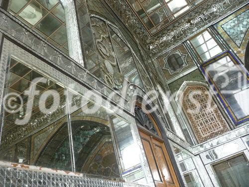 © Fotodienst / Wilfried Seywald. Teheran, Golestan-Palast. Blick in den offenen Spiegelsaal mit Holzsäulen, in dem sich der kunstvolle Marmorthron der Qadjarenherrscher aus dem 19. Jahrhundert befindet.