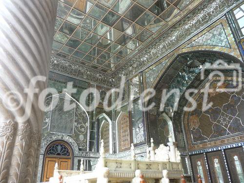 © Fotodienst / Wilfried Seywald. Teheran, Golestan-Palast. Blick in den offenen Spiegelsaal mit Holzsäulen, in dem sich der kunstvolle Marmorthron der Qadjarenherrscher aus dem 19. Jahrhundert befindet.