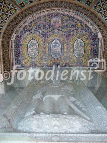 © Fotodienst / Wilfried Seywald. Teheran, Golestan-Palast. Blick auf das Grabmal des 1896 von einem Nationalisten erschossenen Qadjarenherrschers Nasr-eddin Shah, der die Entwicklung Persiens in der zweiten Hälfte des 19. Jahrhunderts entscheidend mitgeprägt hat. Er war mit 25 Frauen verheiratet, die ihm allein 14 Söhne gebaren. 