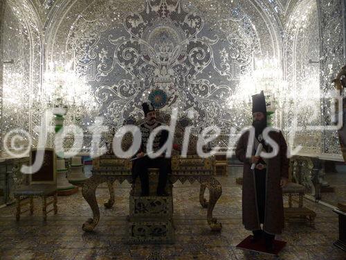 © Fotodienst / Wilfried Seywald. Teheran, Golestan-Palast, prunkvoller Raum für Empfänge des persischen Qadjarenherrschers. Dieser Raum ist nur einer von vielen Zeremonien- und Prunkräumen, die das heutige Museum im Zentrum von Teheran seinen Besuchern zu bieten hat.