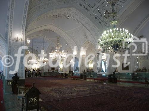 © Fotodienst / Wilfried Seywald. Teheran, Golestan-Palast, prunkvoller Raum für Empfänge des persischen Qadjarenherrschers. Dieser Raum ist nur einer von vielen Zeremonien- und Prunkräumen, die das heutige Museum im Zentrum von Teheran seinen Besuchern zu bieten hat.