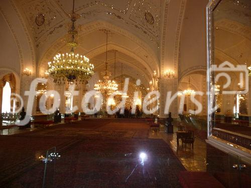 © Fotodienst / Wilfried Seywald. Teheran, Golestan-Palast, prunkvoller Raum für Empfänge des persischen Qadjarenherrschers. Dieser Raum ist nur einer von vielen Zeremonien- und Prunkräumen, die das heutige Museum im Zentrum von Teheran seinen Besuchern zu bieten hat.