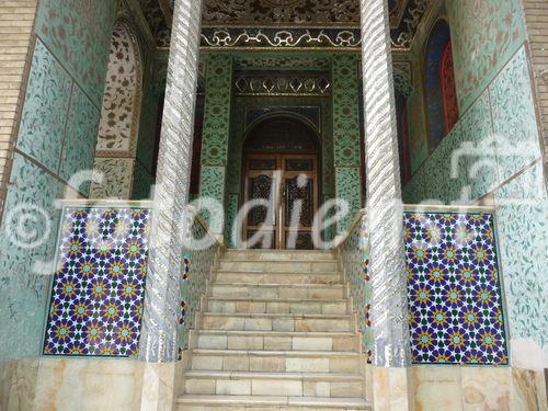 © Fotodienst / Wilfried Seywald. Teheran, Golestan-Palast, kunstvoll geschmückter Eingang im südlichen Teil unter den Windtürmen.