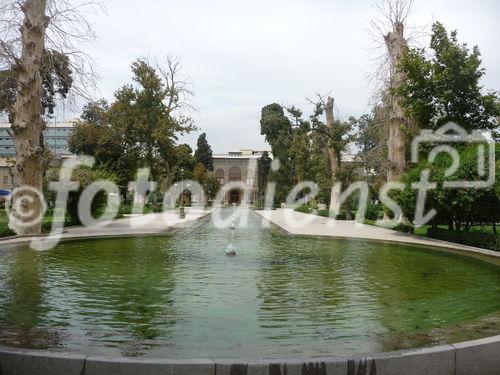 © Fotodienst / Wilfried Seywald. Teheran, Golestan-Palast, Blick Richtung Süden über einen gepflegten Wasserbassin.