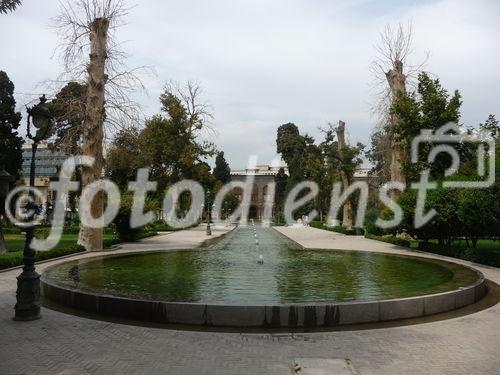 © Fotodienst / Wilfried Seywald. Teheran, Golestan-Palast, Blick Richtung Süden über einen gepflegten Wasserbassin.