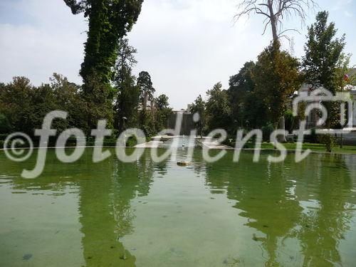 © Fotodienst / Wilfried Seywald. Teheran, Golestan-Palast, Blick Richtung Süden über einen gepflegten Wasserbassin.