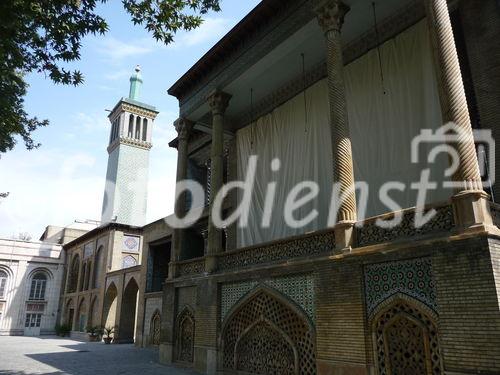 © Fotodienst / Wilfried Seywald. Teheran, Golestan-Palast. Die spiegelverzierten Prunkräume auf der Südseite des Geländes werden von vier Windtürmen gekühlt.