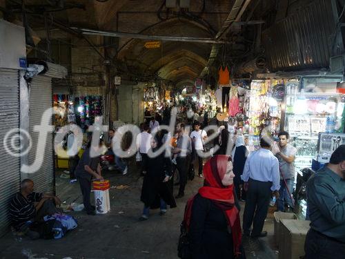 © Fotodienst / Wilfried Seywald. Teheran, Golestan-Palast. Blick in den Großen Bazar der Hauptstadt. Mit 200.000 Geschäften auf 20 km2 Fläche ist es der größte Bazar im ganzen Orient.