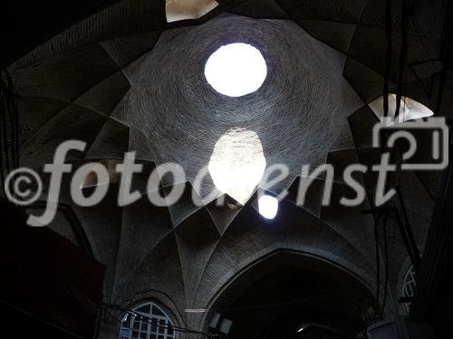 © Fotodienst / Wilfried Seywald. Teheran, Golestan-Palast. Detail der Dachkonstruktion des Großen Bazars der Hauptstadt. Mit 200.000 Geschäften auf 20 km2 Fläche ist es der größte Bazar im ganzen Orient.