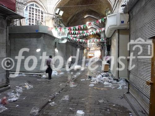 © Fotodienst / Wilfried Seywald. Teheran, Golestan-Palast. Blick in den Großen Bazar der Hauptstadt am Abend vor dem Freitagsgebet. Mit 200.000 Geschäften auf 20 km2 Fläche ist es der größte Bazar im ganzen Orient.