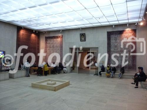 © Fotodienst / Wilfried Seywald. Teheran, Nationales Teppichmuseum. Am Laleh-Park in der Nähe des ehemaligen Intercontinental-Hotels liegt das Teheraner Teppichmuseum aus der Spätzeit des letzten Schahs. Es beherbergt nationale Teppich-Raritäten aus fünf Jahrhunderten.