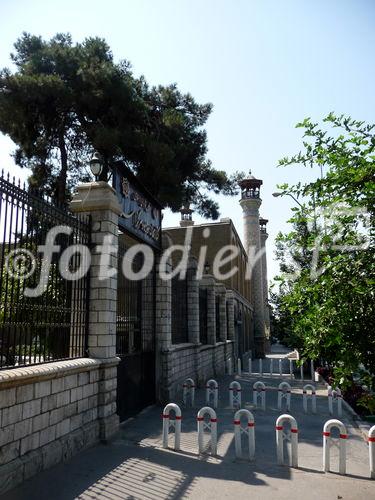 © Fotodienst / Wilfried Seywald. Teheran, Auch die dem Märthyrer Motahhari gewidmete Große Moschee und Koranschule von Sepahsalar südlich des alten iranischen Parlaments stammt aus der Qadjarenzeit. Sie hat eine Fläche von 16.000 m2 und wurde von einem Kanzler von Nassreddin Shah begründet.