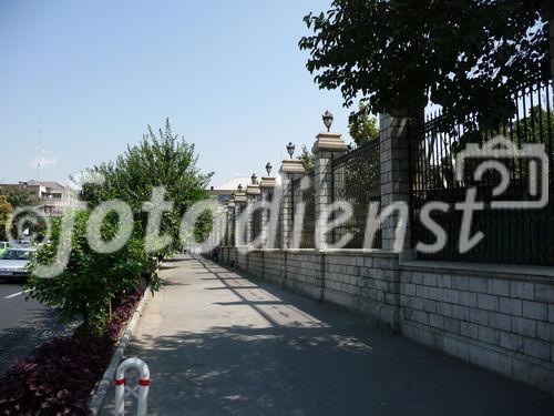 © Fotodienst / Wilfried Seywald. Teheran, Auch die dem Märthyrer Motahhari gewidmete Große Moschee und Koranschule von Sepahsalar südlich des alten iranischen Parlaments stammt aus der Qadjarenzeit. Sie hat eine Fläche von 16.000 m2 und wurde von einem Kanzler von Nassreddin Shah begründet.