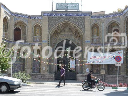 © Fotodienst / Wilfried Seywald. Teheran, Auch die dem Märthyrer Motahhari gewidmete Große Moschee und Koranschule von Sepahsalar südlich des alten iranischen Parlaments stammt aus der Qadjarenzeit. Sie hat eine Fläche von 16.000 m2 und wurde von einem Kanzler von Nassreddin Shah begründet.