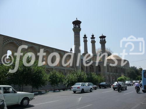 © Fotodienst / Wilfried Seywald. Teheran, Auch die dem Märthyrer Motahhari gewidmete Große Moschee und Koranschule von Sepahsalar südlich des alten iranischen Parlaments stammt aus der Qadjarenzeit. Sie hat eine Fläche von 16.000 m2 und wurde von einem Kanzler von Nassreddin Shah begründet.