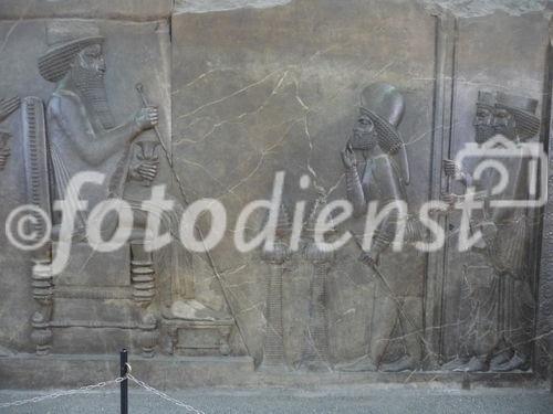 @ Fotodienst / Wilfried Seywald: Iranisches Nationalmuseum Teheran: Teil eines der berühmtesten Reliefs des Altertums: Die Audienzszene beim persischen 