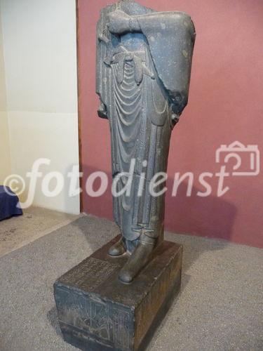 @ Fotodienst / Wilfried Seywald: Iranisches Nationalmuseum Teheran: Fragmentarische Bildsäule von Darius I. (der Große: 521-486 v.Chr.) aus ägyptischem Granit, gefunden in Susa am Osttor des Apadana Komplexes.