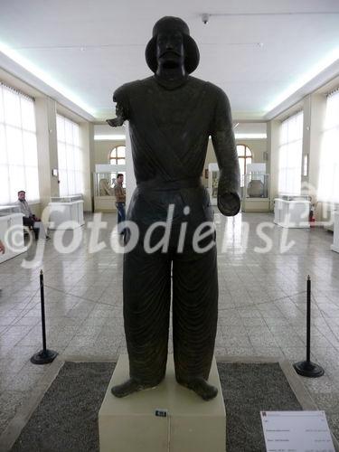 @ Fotodienst / Wilfried Seywald: Iranisches Nationalmuseum Teheran: Bronze-Statue des Parther-Prinzen von Shami, 3. Jhrt. v.Chr. gefunden in Shami, Khusistan