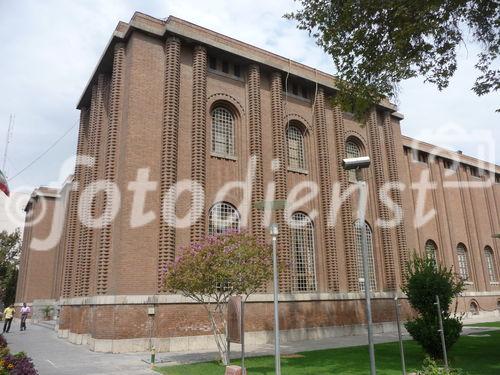 © Fotodienst / Wilfried Seywald. Iranisches Nationalmuseum Teheran: Die vorislamische Abteilung des Nationalmuseums wurde 1937 nach Entwürfen des französischen Architekten A. Godard erbaut. Der Eingang besteht aus einem ziegelgemauerten Gewölbe mit Iwan nach Vorbild des Bogens von Ktesiphon (Taq-e Kisra).