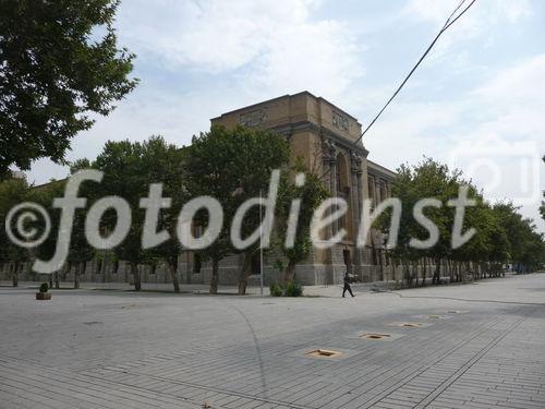 © Fotodienst / Wilfried Seywald. Die Straßen im Regierungsviertel von Teheran nahe dem Iranischen Nationalmuseum sind im August 2010 abgeriegelt und menschenleer.