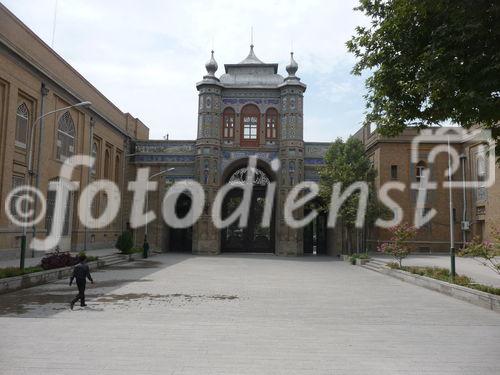 © Fotodienst / Wilfried Seywald. Die Straßen im Regierungsviertel von Teheran nahe dem Iranischen Nationalmuseum sind im August 2010 abgeriegelt und menschenleer.