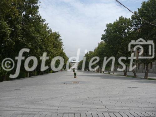 © Fotodienst / Wilfried Seywald. Die Straßen im Regierungsviertel von Teheran nahe dem Iranischen Nationalmuseum sind im August 2010 abgeriegelt und menschenleer.