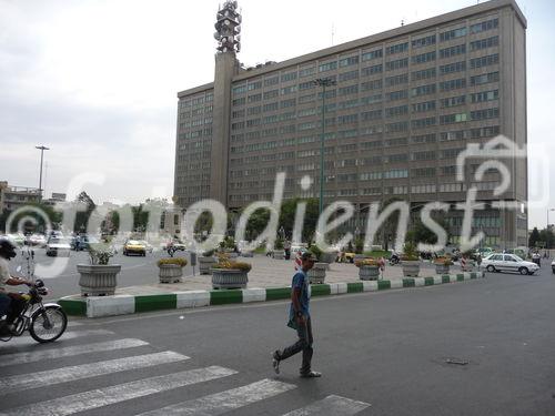 © Fotodienst / Wilfried Seywald. Teheran, Imam Khomeini Platz im Zentrum mit dem imposanten Gebäude der iranischen Fernmeldebehörde.