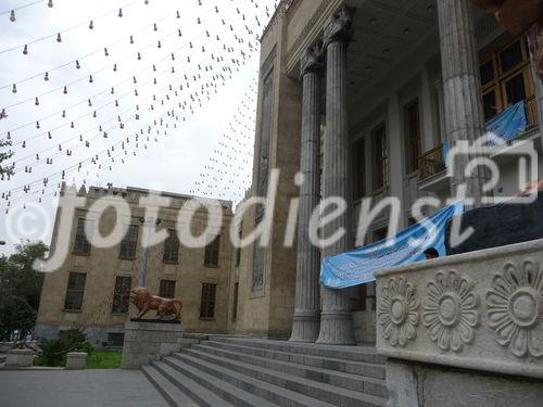 © Fotodienst / Wilfried Seywald. Auf der belebten Ferdowsi Straße im Zentrum von Teheran stehen einige Prachtbauten aus dem frühen 20. Jahrhundert, die heute vor allem als Banken fungieren.