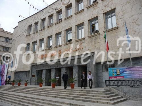 © Fotodienst / Wilfried Seywald. Auf der belebten Ferdowsi Straße im Zentrum von Teheran stehen einige Prachtbauten aus dem frühen 20. Jahrhundert, die heute vor allem als Banken fungieren.