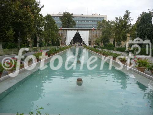 © Fotodienst / Wilfried Seywald. Teheran, Golestan-Palast. Blick auf den Stadtplalast der Qadjarenherrscher aus dem 19. Jahrhundert.