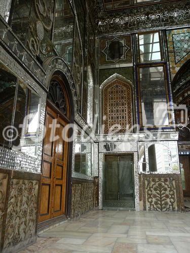 © Fotodienst / Wilfried Seywald. Teheran, Golestan-Palast. Blick in den offenen Spiegelsaal mit Holzsäulen, in dem sich der kunstvolle Marmorthron der Qadjarenherrscher aus dem 19. Jahrhundert befindet.