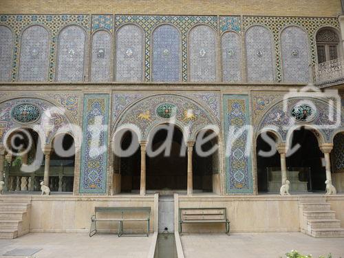 © Fotodienst / Wilfried Seywald. Teheran, Golestan-Palast. Blick auf das Grabmal des 1896 von einem Nationalisten erschossenen Qadjarenherrschers Nasr-eddin Shah, der die Entwicklung Persiens in der zweiten Hälfte des 19. Jahrhunderts entscheidend mitgeprägt hat. Er war mit 25 Frauen verheiratet, die ihm allein 14 Söhne gebaren. 