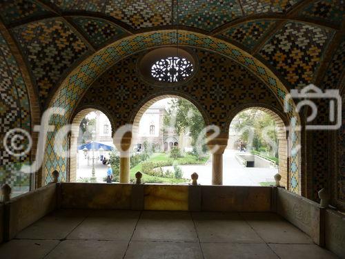 © Fotodienst / Wilfried Seywald. Teheran, Golestan-Palast. Blick auf das Grabmal des 1896 von einem Nationalisten erschossenen Qadjarenherrschers Nasr-eddin Shah, der die Entwicklung Persiens in der zweiten Hälfte des 19. Jahrhunderts entscheidend mitgeprägt hat. Er war mit 25 Frauen verheiratet, die ihm allein 14 Söhne gebaren. 