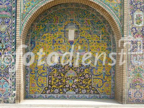 © Fotodienst / Wilfried Seywald. Teheran, Golestan-Palast. Fliesengeschmücktes Detail dees Shams ol-Emareh.