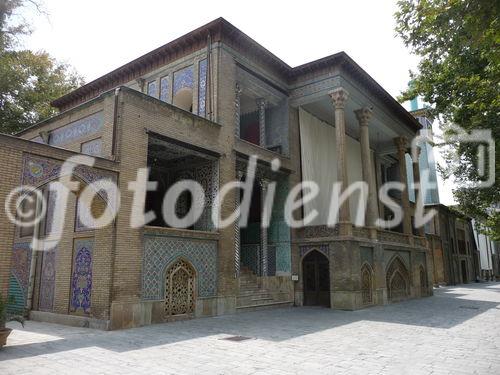 © Fotodienst / Wilfried Seywald. Teheran, Golestan-Palast. Die spiegelverzierten Prunkräume auf der Südseite des Geländes werden von vier Windtürmen gekühlt.