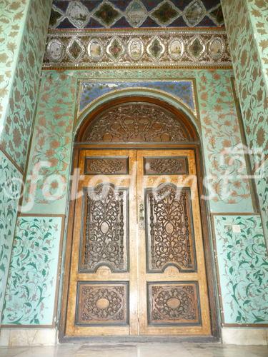 © Fotodienst / Wilfried Seywald. Teheran, Golestan-Palast, kunstvoll geschmückter Eingang im südlichen Teil unter den Windtürmen.