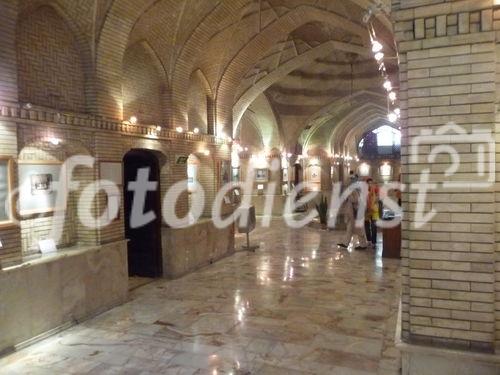 © Fotodienst / Wilfried Seywald. Teheran, Golestan-Palast. In einem aufwändig restaurierten Kellergeschoss im Südtrakt des Palastes sind interessante historische Fotos aus der Qadjarenzeit ausgestellt.