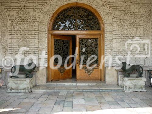 © Fotodienst / Wilfried Seywald. Teheran, Golestan-Palast, Eingang zu den prunkvollen Ess- und Empfangsräumen des persischen Qadjarenherrschers. 