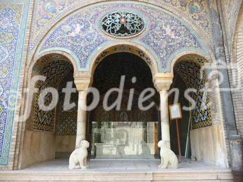 © Fotodienst / Wilfried Seywald. Teheran, Golestan-Palast. Blick auf das Grabmal des 1896 von einem Nationalisten erschossenen Qadjarenherrschers Nasr-eddin Shah, der die Entwicklung Persiens in der zweiten Hälfte des 19. Jahrhunderts entscheidend mitgeprägt hat. Er war mit 25 Frauen verheiratet, die ihm allein 14 Söhne gebaren. 