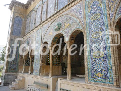 © Fotodienst / Wilfried Seywald. Teheran, Golestan-Palast. Blick auf das Grabmal des 1896 von einem Nationalisten erschossenen Qadjarenherrschers Nasr-eddin Shah, der die Entwicklung Persiens in der zweiten Hälfte des 19. Jahrhunderts entscheidend mitgeprägt hat. Er war mit 25 Frauen verheiratet, die ihm allein 14 Söhne gebaren. 