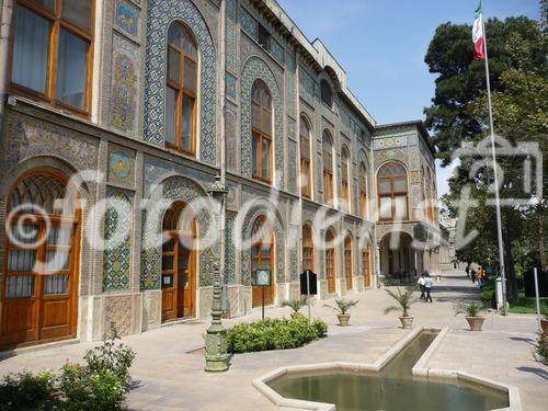 © Fotodienst / Wilfried Seywald. Teheran, Golestan-Palast. Blick auf den Nordtrakt des Palastes, der mit Galerien, prunkvollen Empfangsräumen und Spiegelsälen ausgestattet ist.