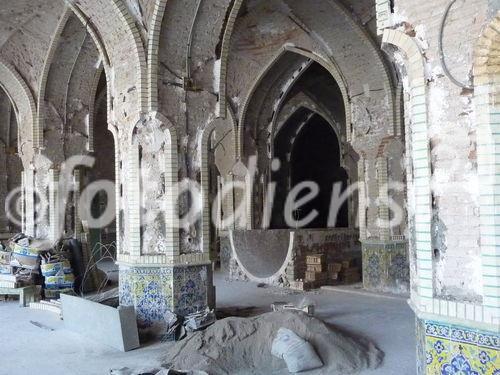 © Fotodienst / Wilfried Seywald. Teheran, Golestan-Palast. Die Imam Khomeini Moschee im Zentrum des Großen Bazars wird derzeit renoviert. Sie wurde zu Beginn des 19. Jhrts. von Fath Ali Shah als 