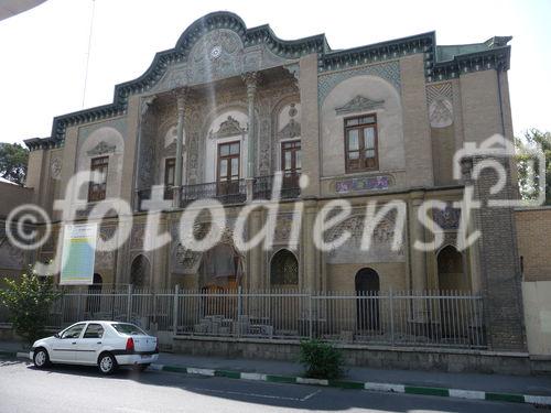 © Fotodienst / Wilfried Seywald.  Prachtvolle Denkmäler in Teheran wie der Mas'oodyieh Komplex (Zelossoltan Gebäude) aus dem 19. Jahrhundert werden derzeit mit viel Aufwand renoviert. Die Anlage wurde von einem Sohn Nassreddin Shahs gebaut und bestand in seiner Blüte aus 40 Gebäuden und einem ausgedehnten Garten. 