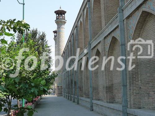 © Fotodienst / Wilfried Seywald. Teheran, Auch die dem Märthyrer Motahhari gewidmete Große Moschee und Koranschule von Sepahsalar südlich des alten iranischen Parlaments stammt aus der Qadjarenzeit. Sie hat eine Fläche von 16.000 m2 und wurde von einem Kanzler von Nassreddin Shah begründet.