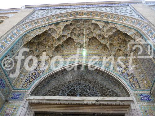 © Fotodienst / Wilfried Seywald. Teheran, Auch die dem Märthyrer Motahhari gewidmete Große Moschee und Koranschule von Sepahsalar südlich des alten iranischen Parlaments stammt aus der Qadjarenzeit. Sie hat eine Fläche von 16.000 m2 und wurde von einem Kanzler von Nassreddin Shah begründet. Im Bild: Der IWAN am Eingangstor.