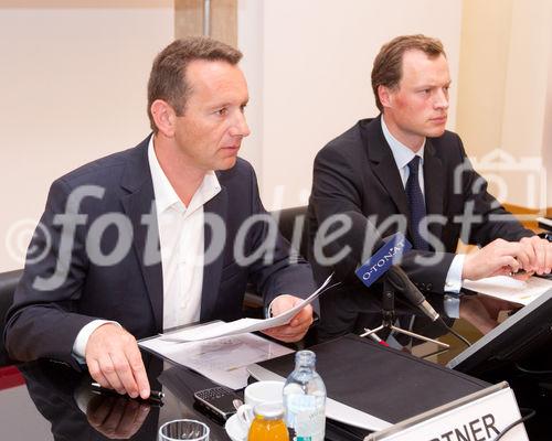 (c) fotodienst / Anna Rauchenberger - Wien, am 11.08.2010 -  Die Palfinger AG präsentierte heute bei einer Pressekonferenz in der Wiener Börse die Zahlen des 1. Halbjahres 2010. Demzufolge ist das Unternehmen wieder am Wachstumspfad. Die Palfinger AG zählt seit Jahren zu den international führenden Herstellern hydraulischer Hebe-, Lade- und Handlingsysteme. FOTO v.l.: Herbert Ortner, Vorstandsvorsitzender der Palfinger AG, Christoph Kaml, CFO Palfinger AG