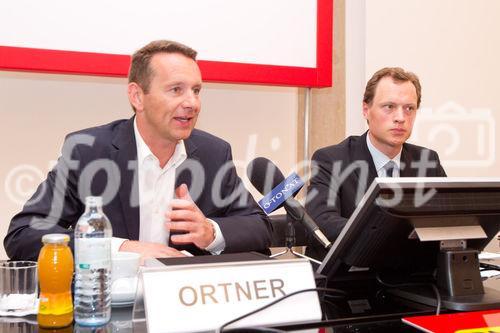 (c) fotodienst / Anna Rauchenberger - Wien, am 11.08.2010 -  Die Palfinger AG präsentierte heute bei einer Pressekonferenz in der Wiener Börse die Zahlen des 1. Halbjahres 2010. Demzufolge ist das Unternehmen wieder am Wachstumspfad. Die Palfinger AG zählt seit Jahren zu den international führenden Herstellern hydraulischer Hebe-, Lade- und Handlingsysteme. FOTO v.l.: Herbert Ortner, Vorstandsvorsitzender der Palfinger AG, Christoph Kaml, CFO Palfinger AG